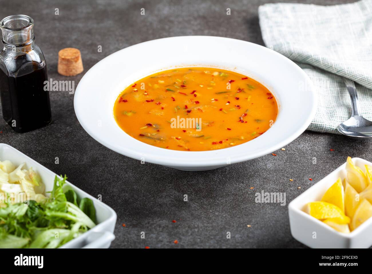 Batirik ist eine Bulgur-Weizensuppe aus gerösteten Erdnüssen, Sesam und Gemüse. Kalt serviert mit Kohl und Salatblättern, ist es ein traditioneller reci Stockfoto