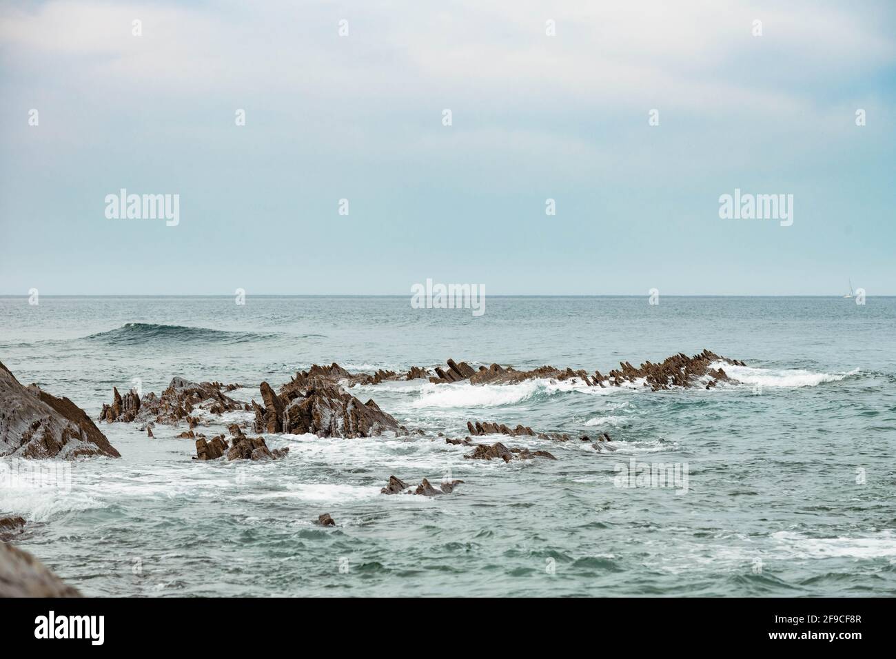 Der Strand von Sakoneta in Nordspanien ist voller scharfer Felsen Vom Grund des Ozeans Stockfoto