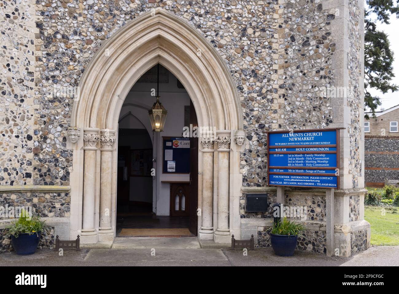 Church Entrance UK; die offene Kirchentür und das Schild, All Saints Church, Newmarket Suffolk UK Stockfoto