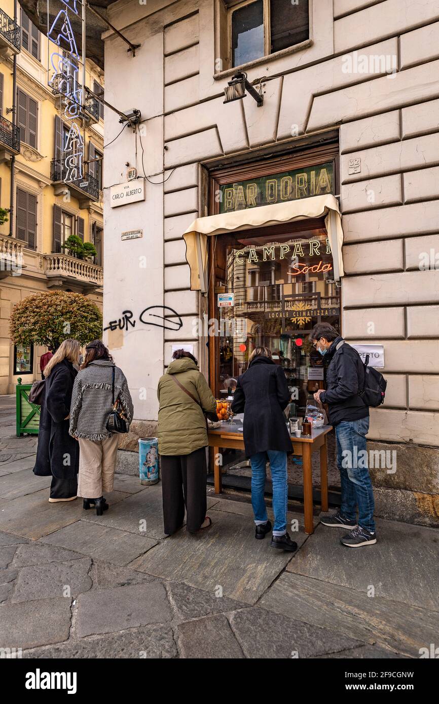 Turin, Italien. April 2021. Die Bars in Turin, die sich in der orangefarbenen Zone befinden, können nur zum Mitnehmen serviert werden, Menschen außerhalb des Geländes konsumieren Getränke und Kaffee Credit: Realy Easy Star/Alamy Live News Stockfoto