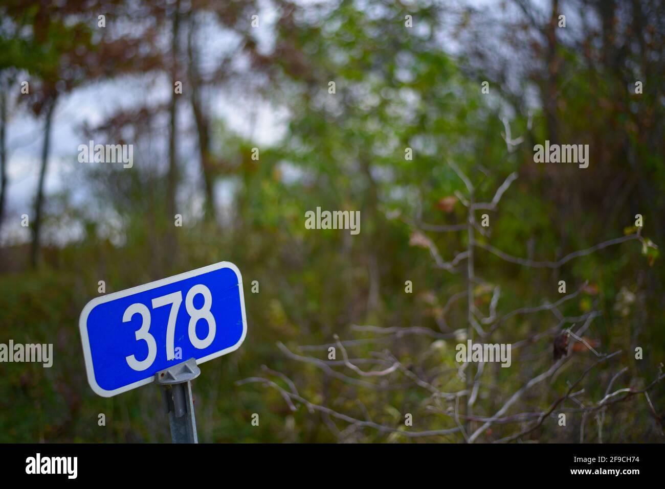 Schild mit 378 Nummer auf blauem Hintergrund Stockfoto