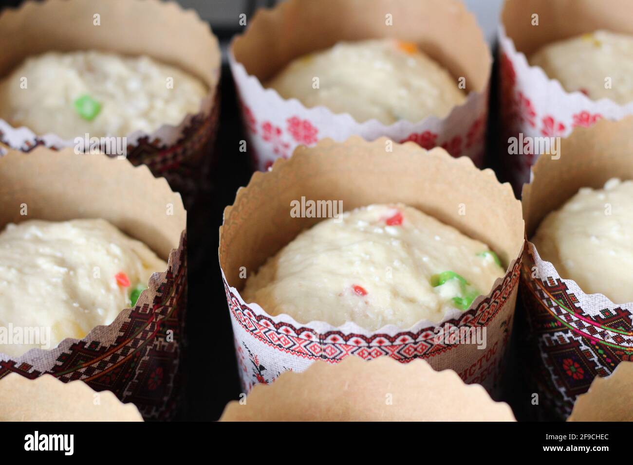 Roher Teig mit kandierten Früchten für Ostergebäck in Papierdosen, fertig zum Backen Stockfoto
