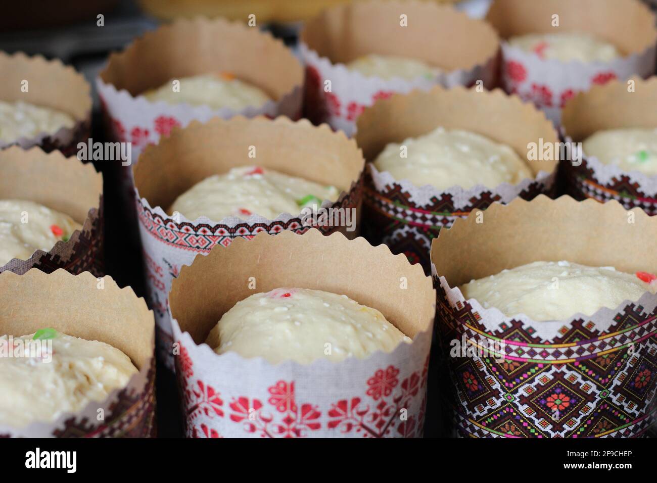 Roher Teig mit kandierten Früchten für Ostergebäck in Papierdosen, fertig zum Backen Stockfoto