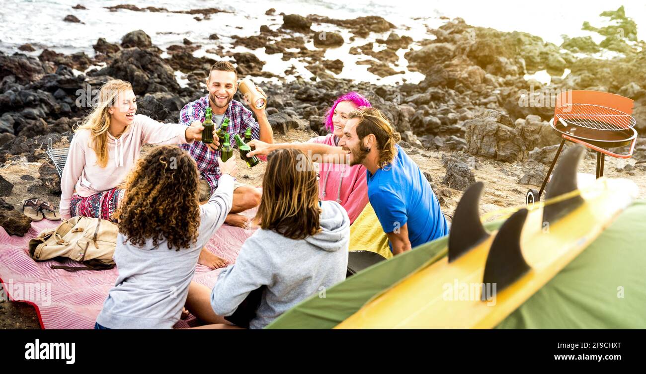 Freunde Rucksacktouristen haben Spaß zusammen auf Strand Camping Party - Happy Friendship Reisekonzept mit jungen Menschen Reisende spielen Gitarre Stockfoto