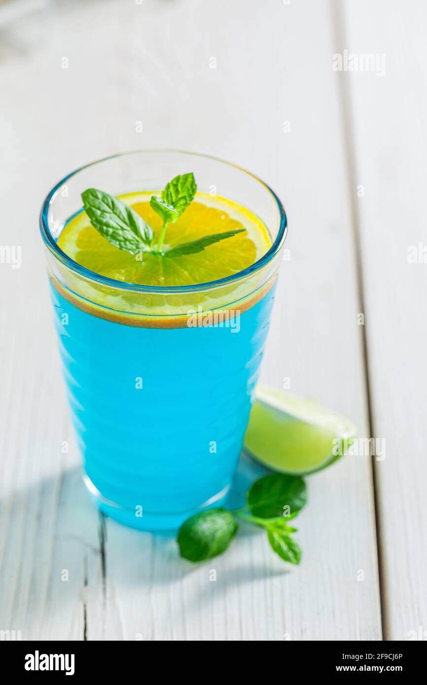 Blauer Cocktail mit Zitrusfrüchten. Für eine gesunde und abwechslungsreiche Ernährung. Stockfoto