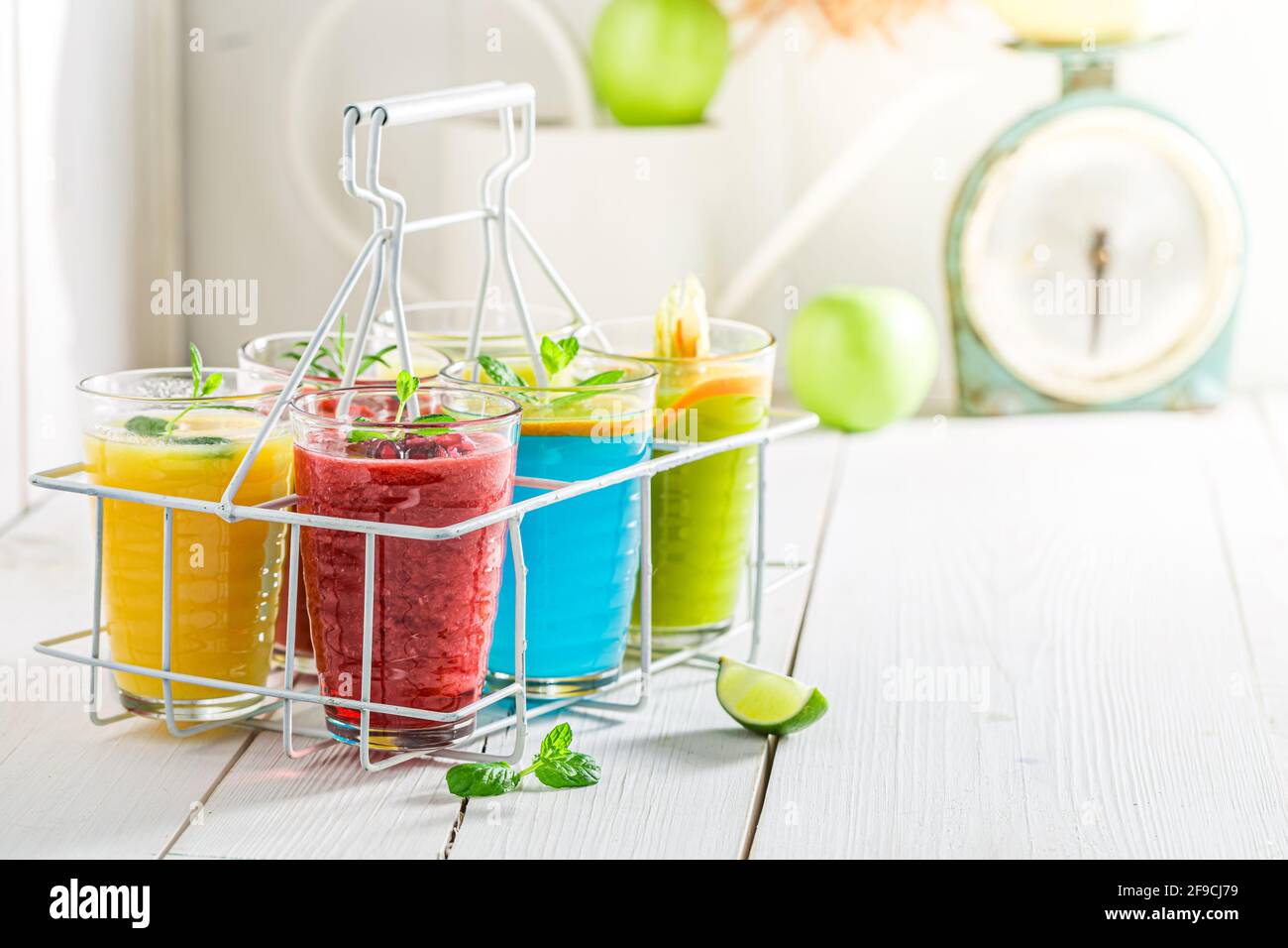 Gesunder Smoothie aus frischen Früchten und Kräutern, für eine gesunde und abwechslungsreiche Ernährung. Stockfoto