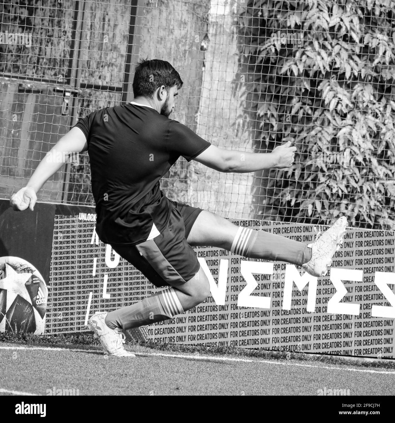 Delhi, Indien - Juli 19 2019: Fußballspieler der lokalen Fußballmannschaft während des Spiels in der regionalen Derby-Meisterschaft auf einem schlechten Fußballplatz. Heißer Moment des Fußes Stockfoto