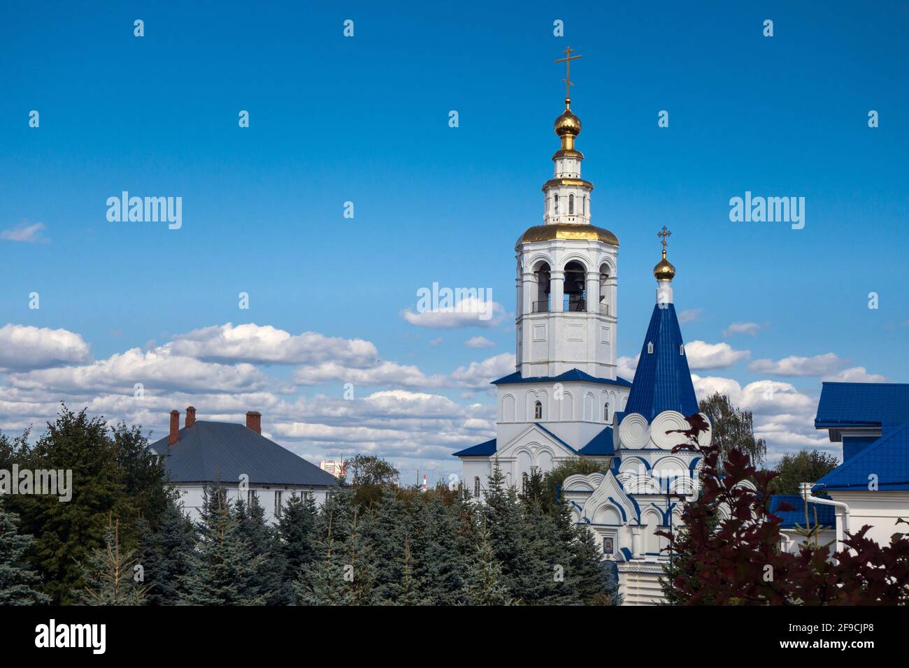 Blick vom Dach auf die St. Vladimir Kirche und den Glockenturm des Zilantov Klosters, Kasan, Russland. Kloster im Jahr 1552 gefunden Stockfoto