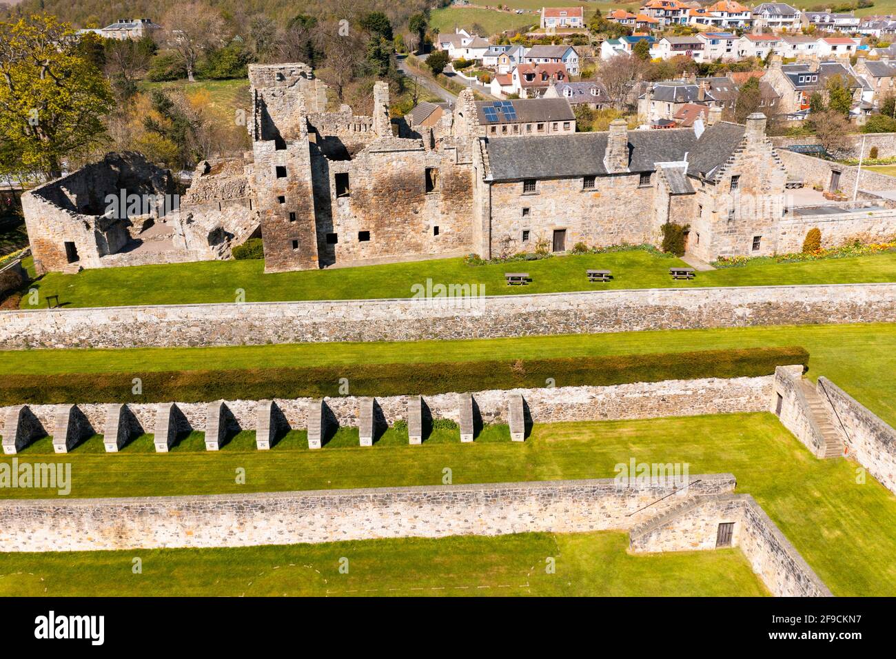 Luftaufnahme von der Drohne des Aberdour Castle (während der Sperre geschlossen) und des Geländes, Aberdour, Fife, Schottland, Großbritannien Stockfoto