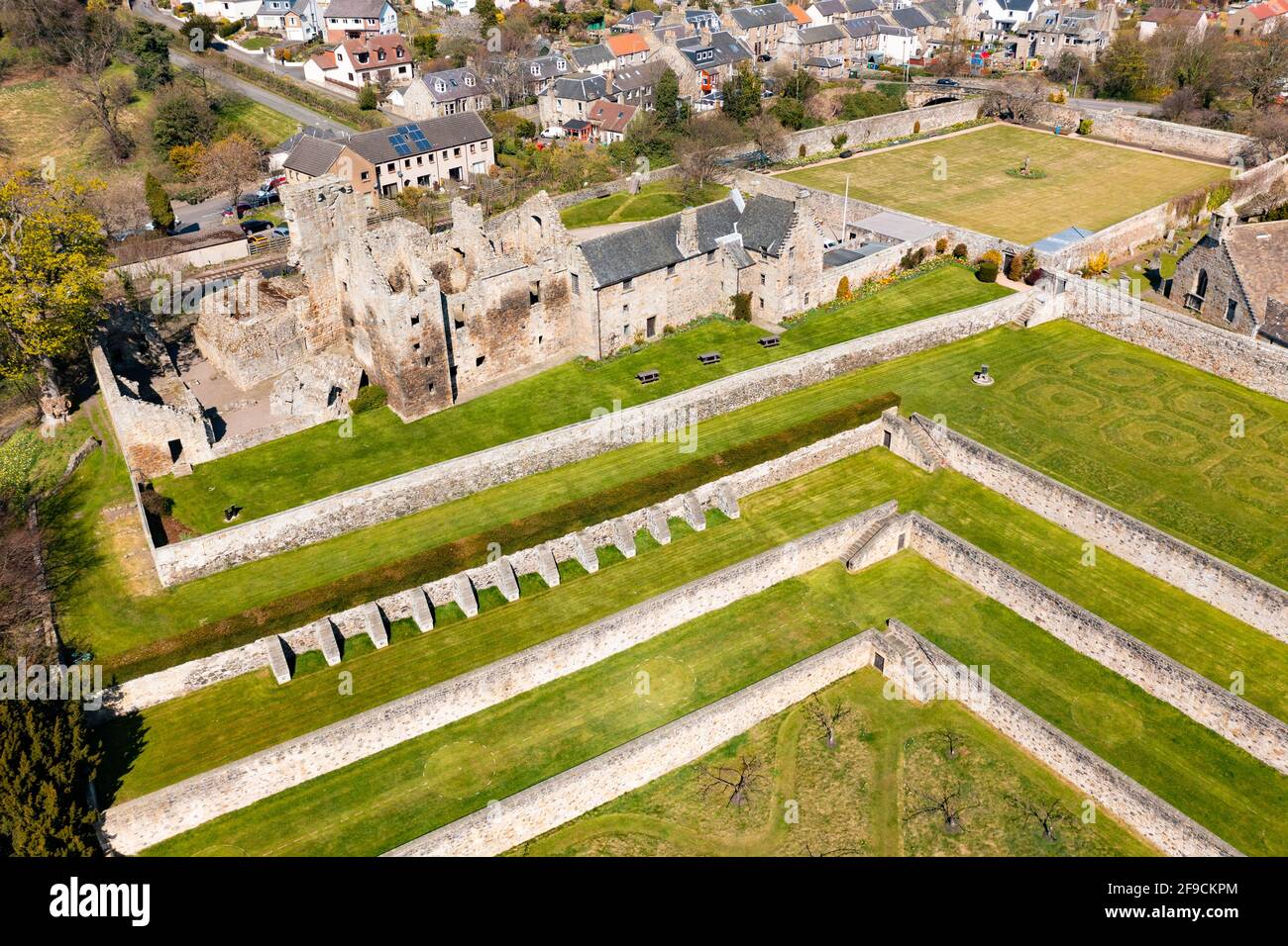 Luftaufnahme von der Drohne des Aberdour Castle (während der Sperre geschlossen) und des Geländes, Aberdour, Fife, Schottland, Großbritannien Stockfoto