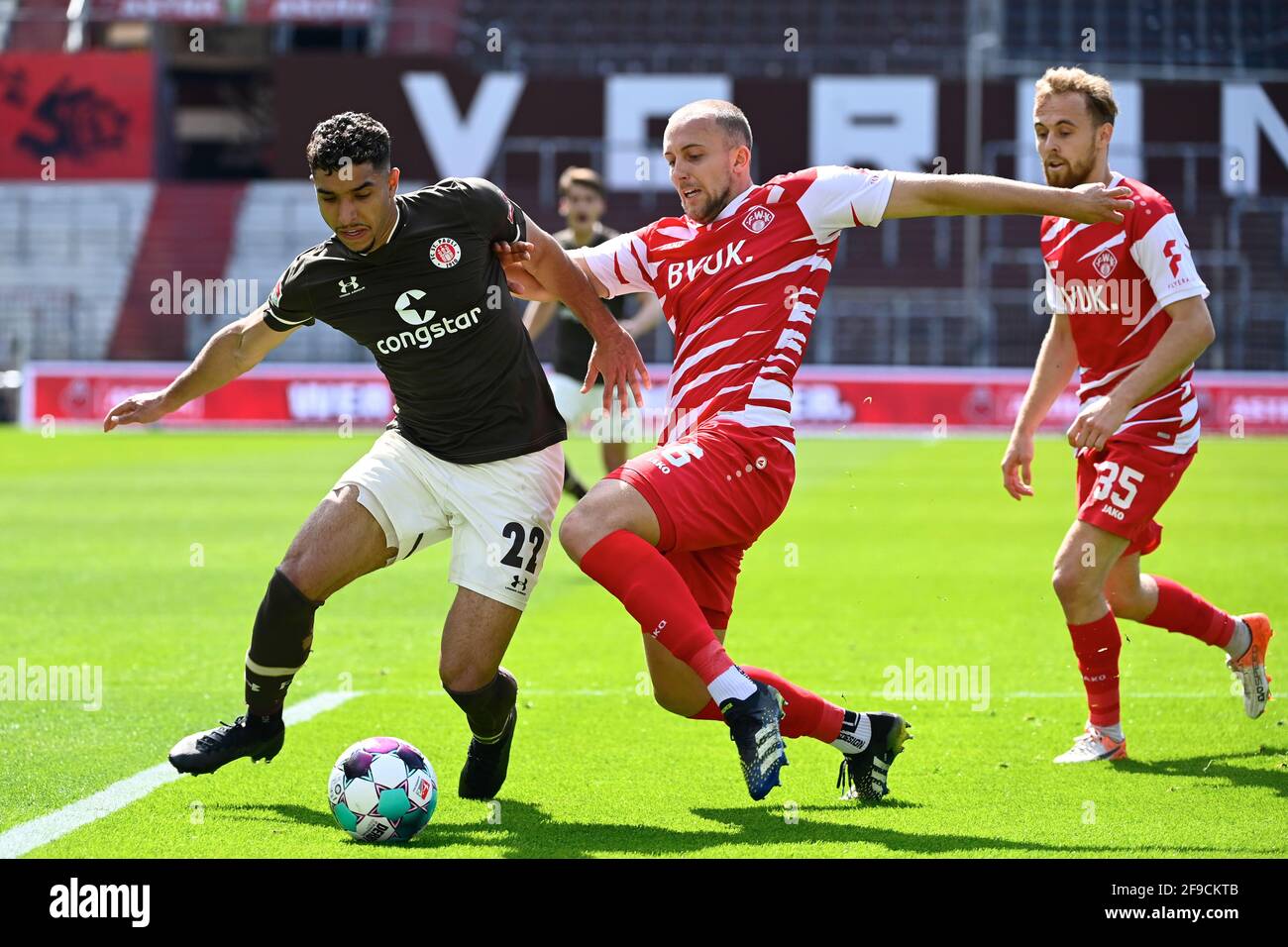 Hamburg, Deutschland. April 2021. Fußball, 2. Bundesliga, FC St. Pauli - FC Würzburger Kickers, 29. Spieltag, Millerntor-Stadion: Omar Marmoush (l) vom FC St. Pauli kämpft mit Tobias Kraulich (r) vom FC Würzburger Kickers um den Ball. Quelle: Oliver Hardt/Getty Images Europe/Pool/dpa/Alamy Live News Stockfoto