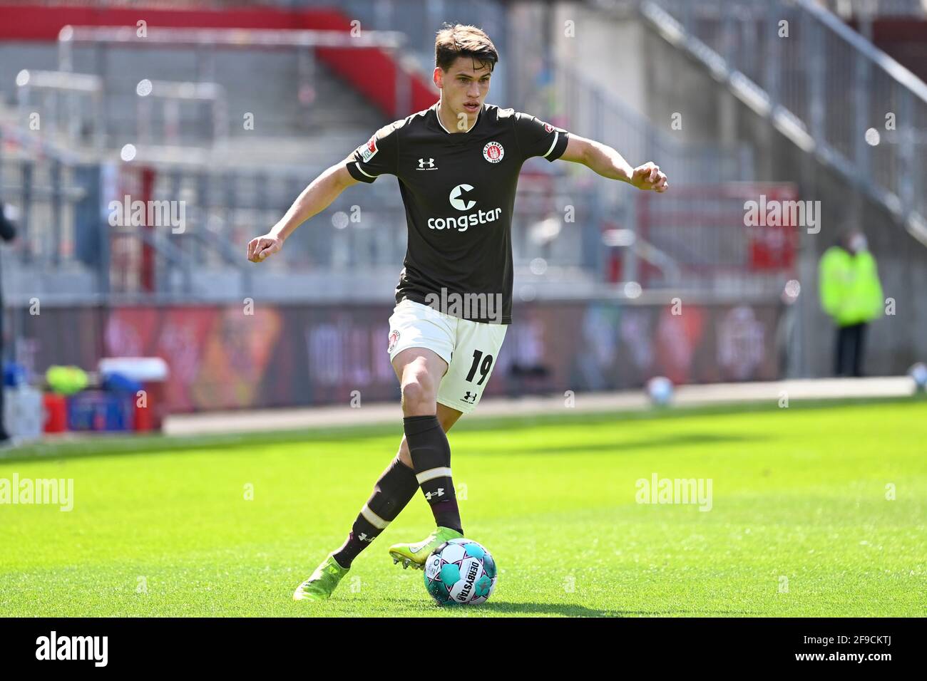 Hamburg, Deutschland. April 2021. Fußball, 2. Bundesliga, FC St. Pauli - FC Würzburger Kickers, Matchday 29, Millerntor-Stadion: Luca Zander vom FC St. Pauli spielt den Ball. Quelle: Oliver Hardt/Getty Images Europe/Pool/dpa/Alamy Live News Stockfoto