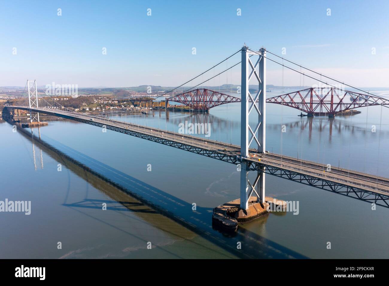 Luftaufnahme von der Drohne der Forth Road Bridge über Firth of Forth bei South Queensferry, Schottland, Großbritannien Stockfoto