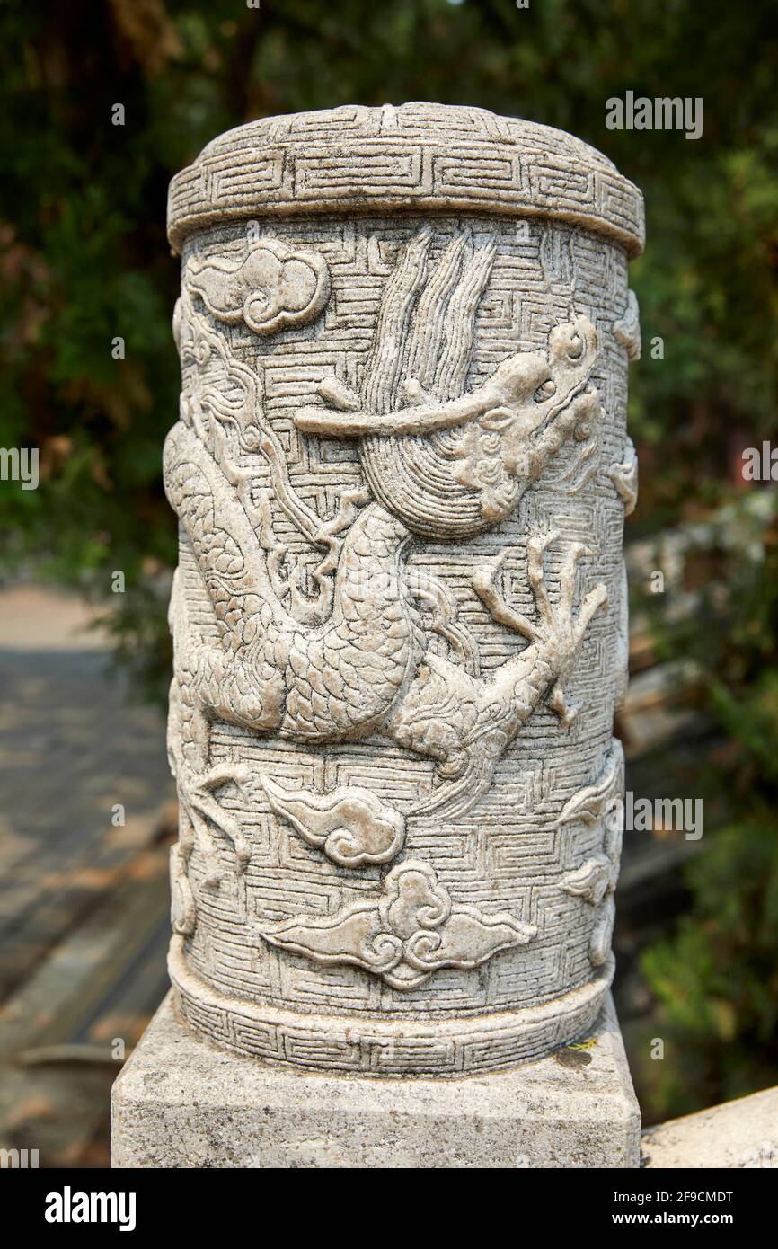 Geschnitzter Finialstein auf einer Brücke in der Nähe des Zhaoling-Grabes Der Ming-Dynastie-Komplex in Peking UNESCO-Weltkulturerbe China Stockfoto