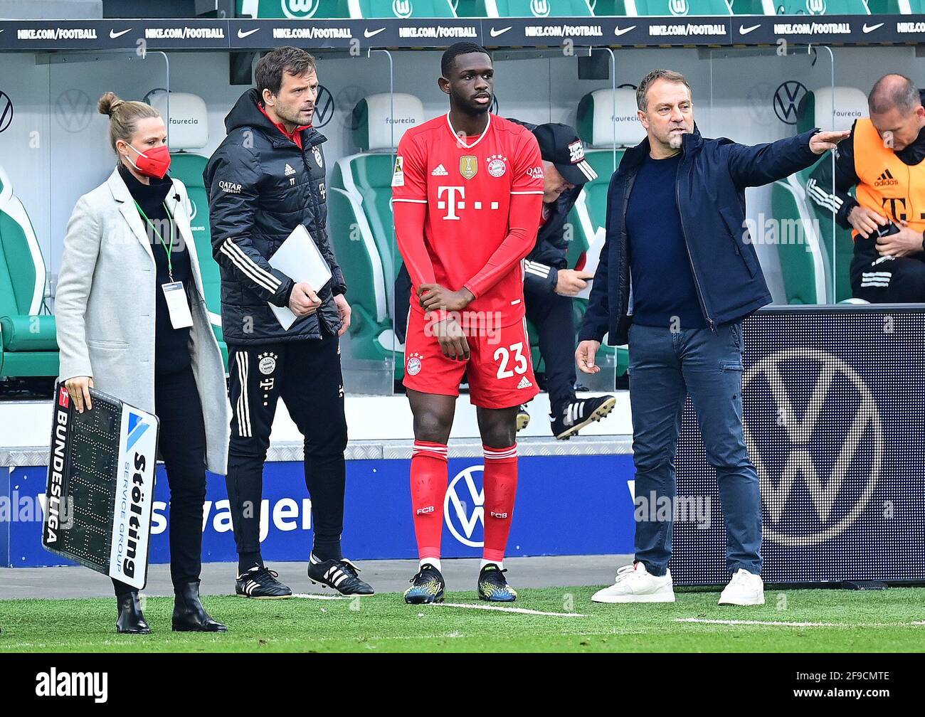 Stadt Wolfsburg, Deutschland. 17. April 2021. firo: 17.04.2021, Fußball, 1. Bundesliga, Saison 2020/2021, VfL Wolfsburg - FC Bayern München von links nach rechts Teammanagerin Kathleen Kruger, Torwarttrainer Toni Tapalovic, Tanguy Nianzou, Trainer Hans-Dieter 'Hansi' Flick (Bayern) Credit: Tim Groothuis/Witters/via firoportsphoto/dpa/Alamy Live News Stockfoto