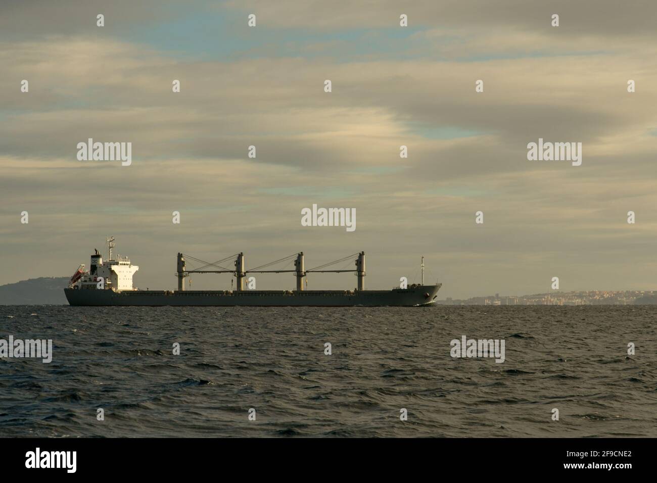 Nimertis Schiff (IMO: 9650999), das die Straße von Gibraltar überquert, ist ein Bulk Carrier, der 2013 gebaut wurde und unter der Flagge von Liberia segelt Stockfoto