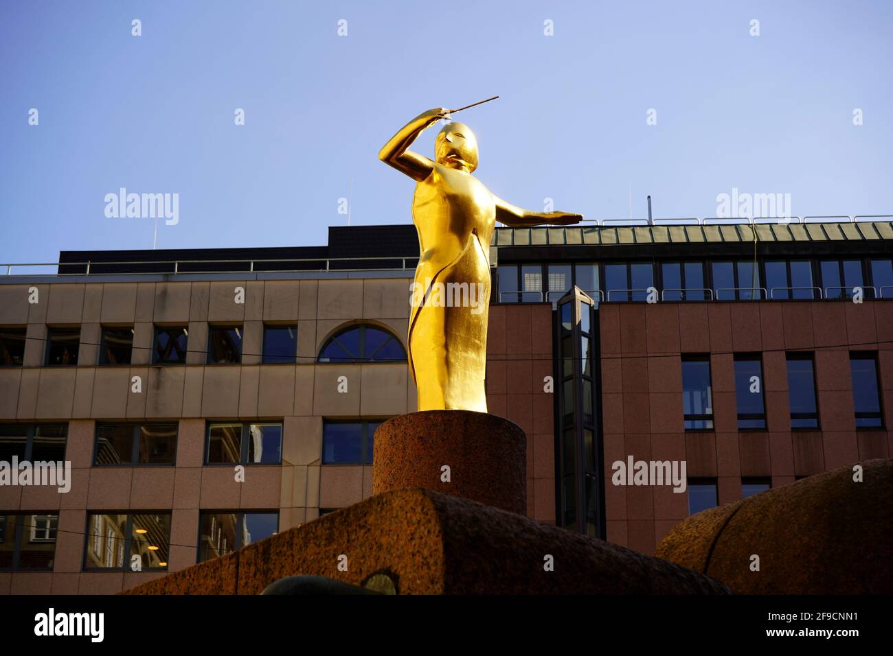 Moderne Kunst in Düsseldorf: Goldene Skulptur eines Dirigenten auf dem Musikbrunnen des Berliner Bildhauers Joachim Schmettau, errichtet 1986. Stockfoto