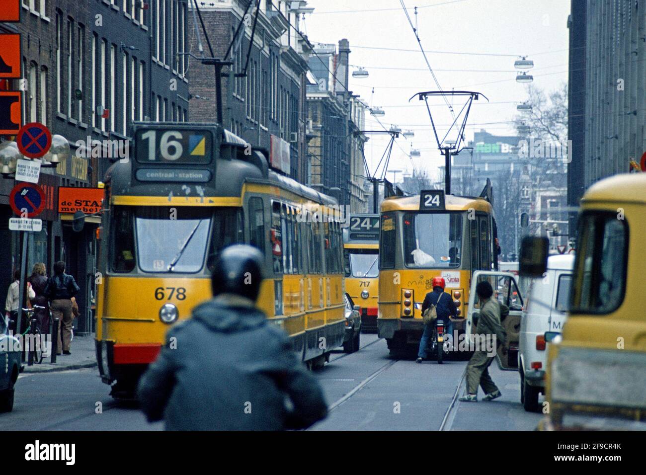 Straßenbahnen und Verkehr in Ferdinand Bolstraat 1980, Amsterdam, Nordholland, Niederlande Stockfoto