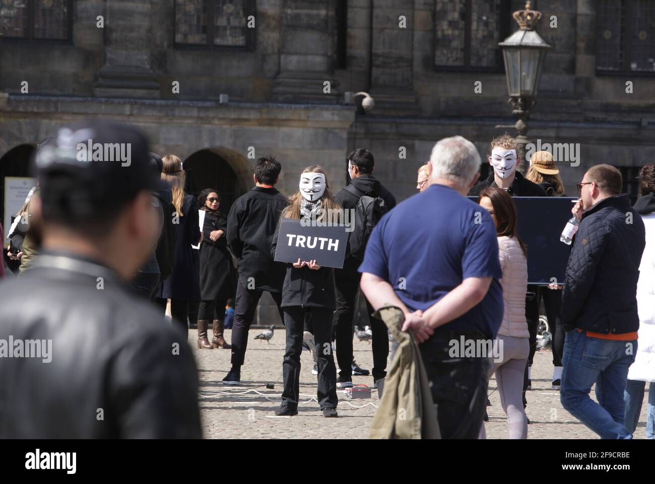 Anonymous für die Voiceless Animal Rights Organisation nehmen Aktivisten Teil Während des Cube of Truth Protestes vor dem Royal Palast am Dam Squar Stockfoto