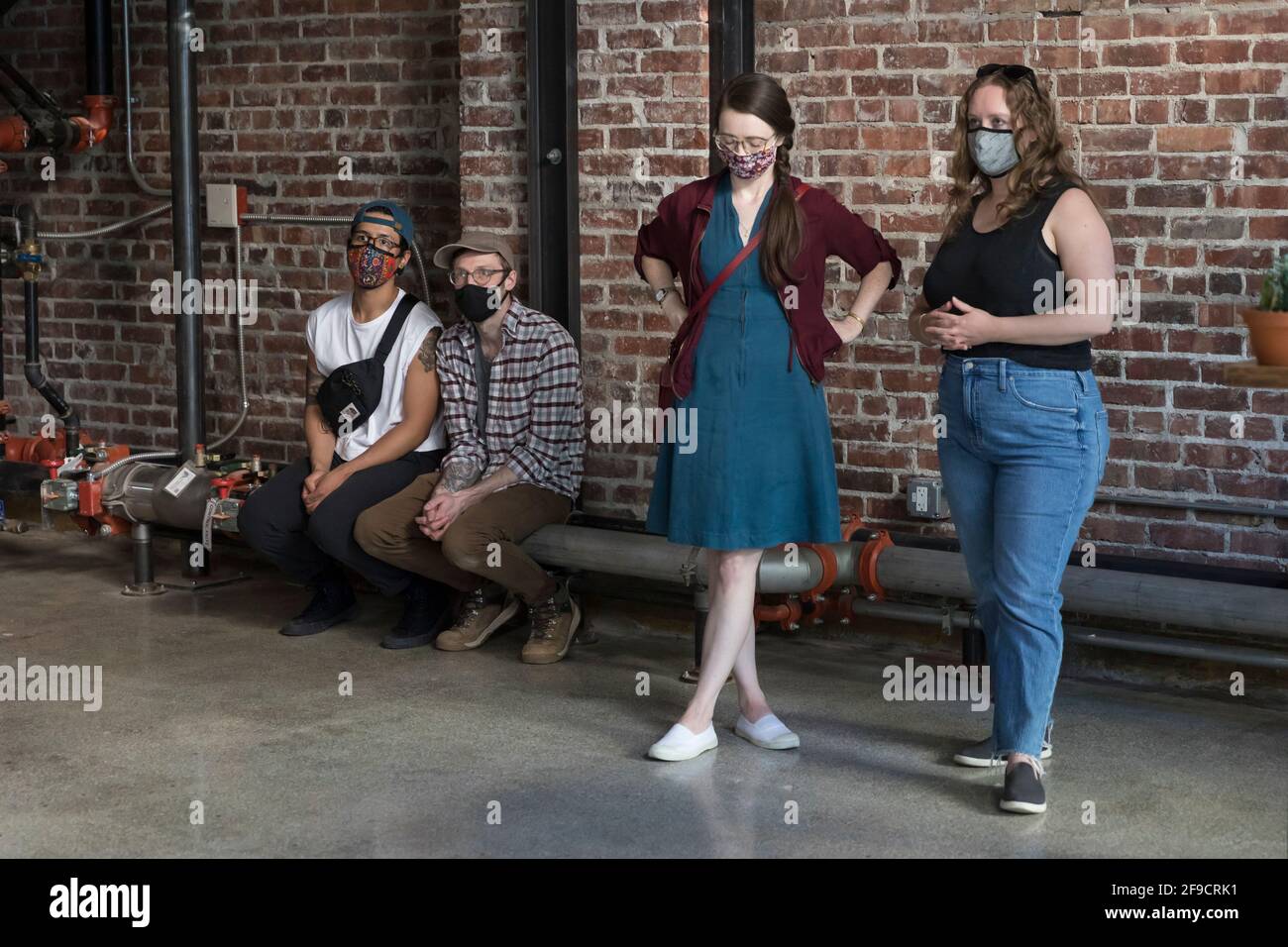 Ankommende Besucher hören sich die Anweisungen eines Mitarbeiters der Galerie für ein an Sozial distanzierte Tanzperformance inmitten von Casey Currans „Parabel of Gravity“ Exhi Stockfoto