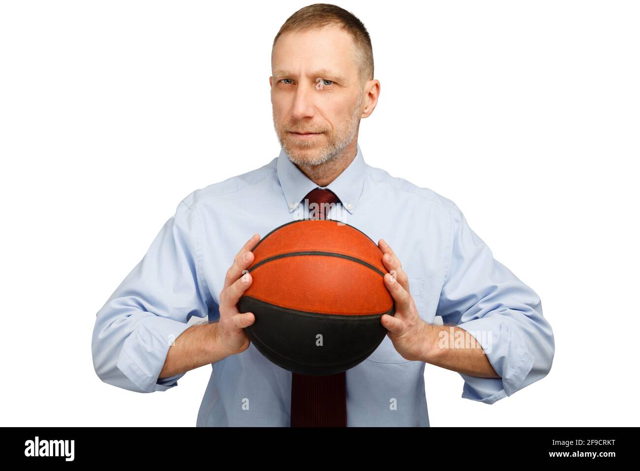 Der bärtige kaukasische Geschäftsmann mittleren Alters spielt Basketball. Foto isoliert auf weißem Hintergrund. Stockfoto