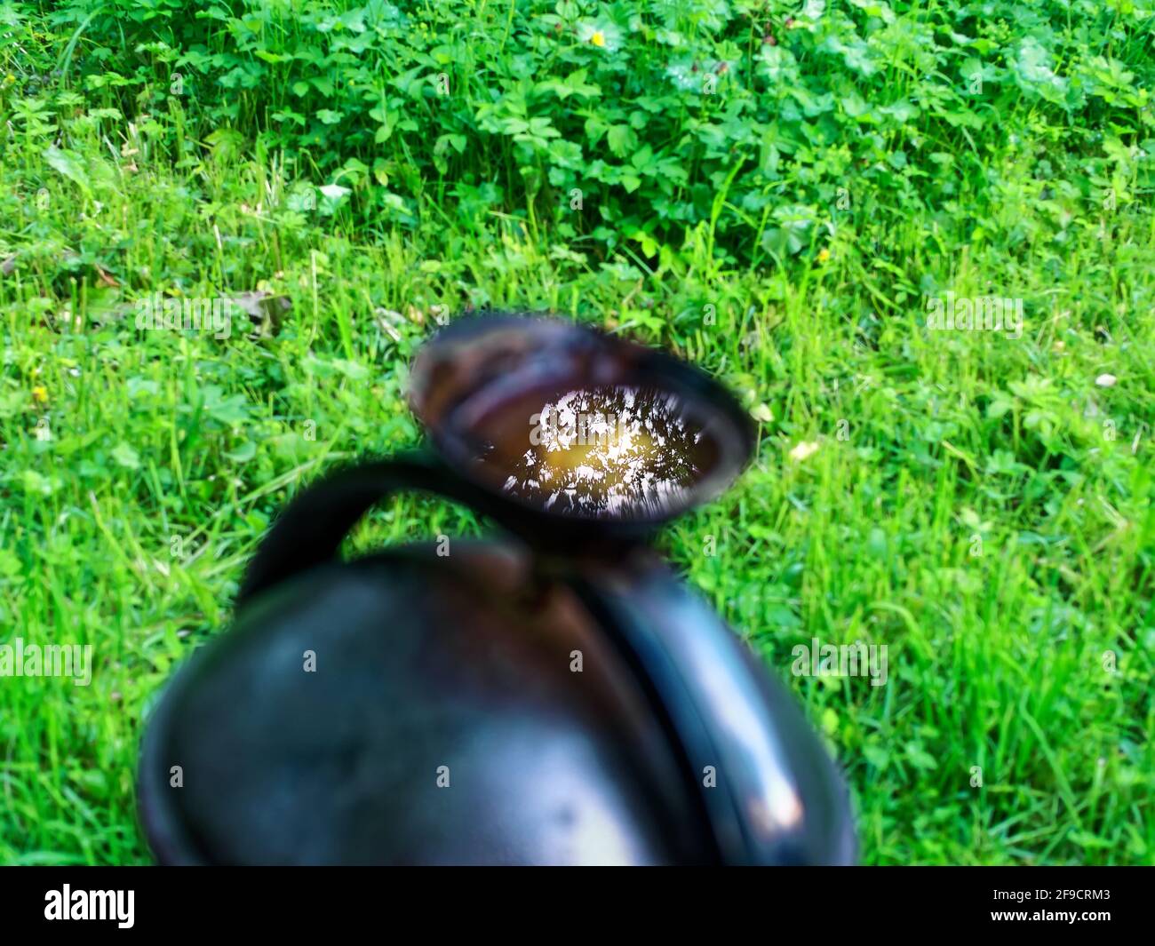 Zigarettenkippen treiben im Sommer in einer Urne auf der Straße Stockfoto