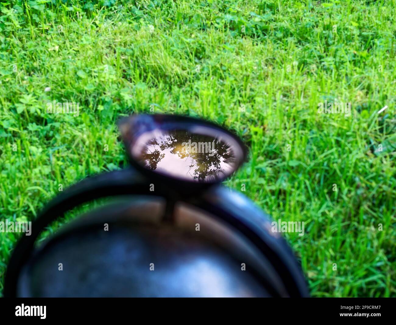 Zigarettenkippen treiben im Sommer in einer Urne auf der Straße Stockfoto