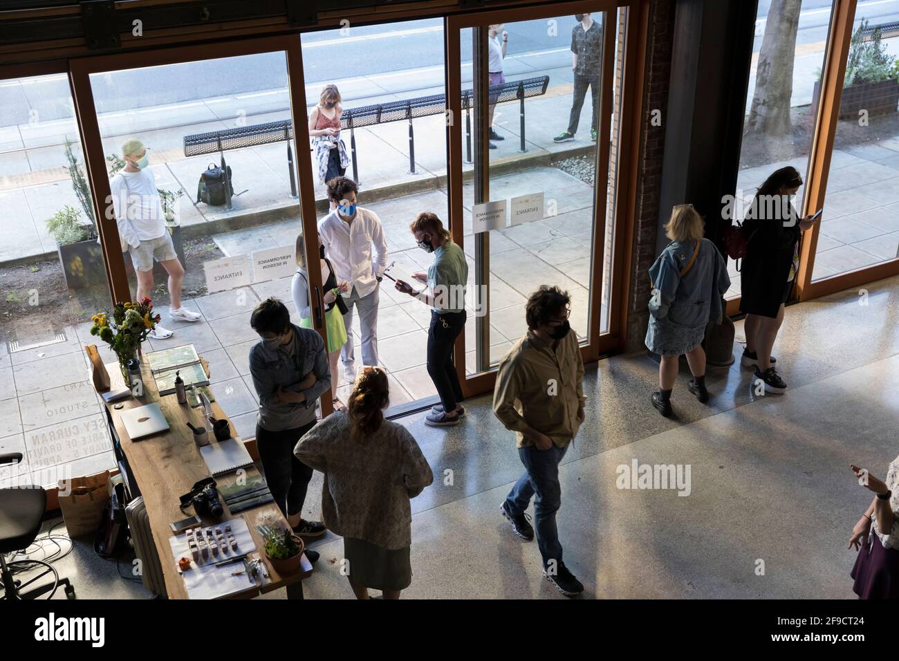 Die Mitarbeiter der Galerie lassen nur begrenzte Besucher zu einem gesellschaftlich distanzierten Tanz auf sich zu Performance inmitten von Casey Currans „Parabel of Gravity“-Ausstellung auf der MadArt Studio Stockfoto