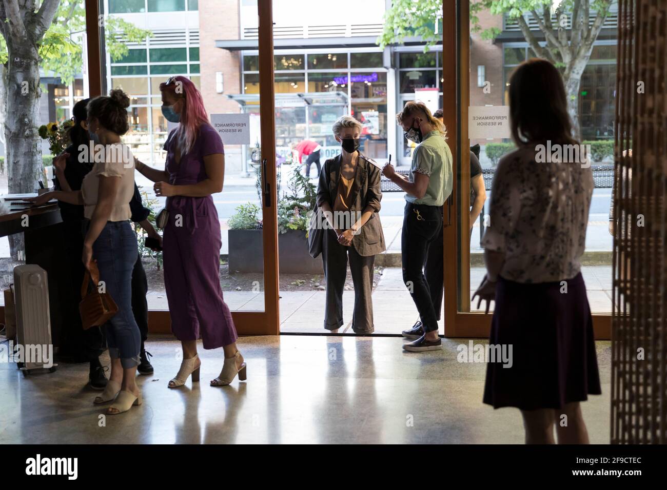 Mitarbeiter der Galerie lassen nur begrenzte Besucher zu einem gesellig distanzierten Tanz zu Performance inmitten von Casey Currans „Parabel of Gravity“-Ausstellung auf der MadArt Studio Stockfoto