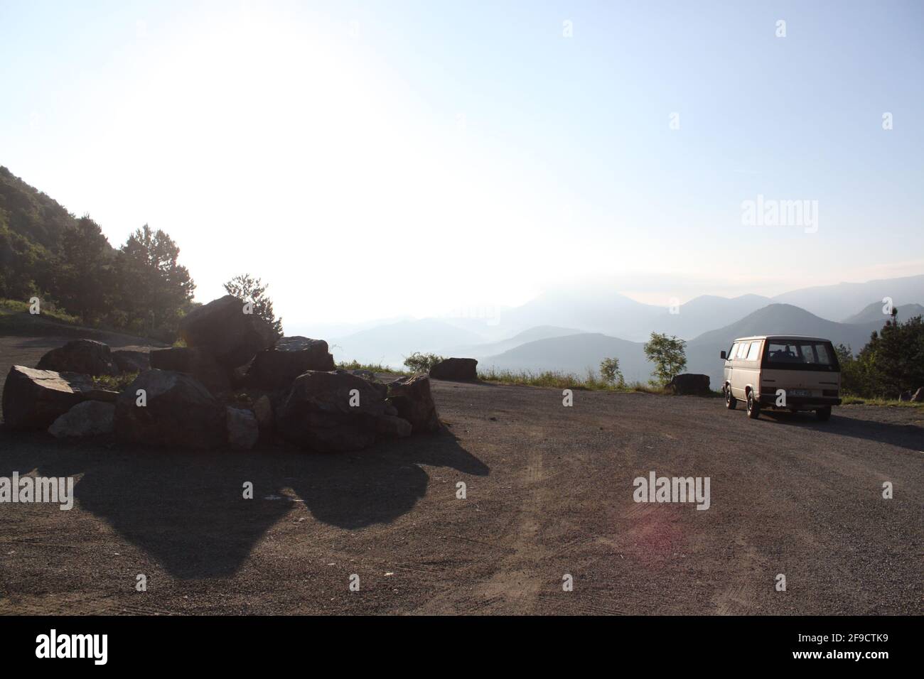 Eine Pause mit einem klassischen Volkswagen Transporter im Berge während des Transporterlebens Stockfoto