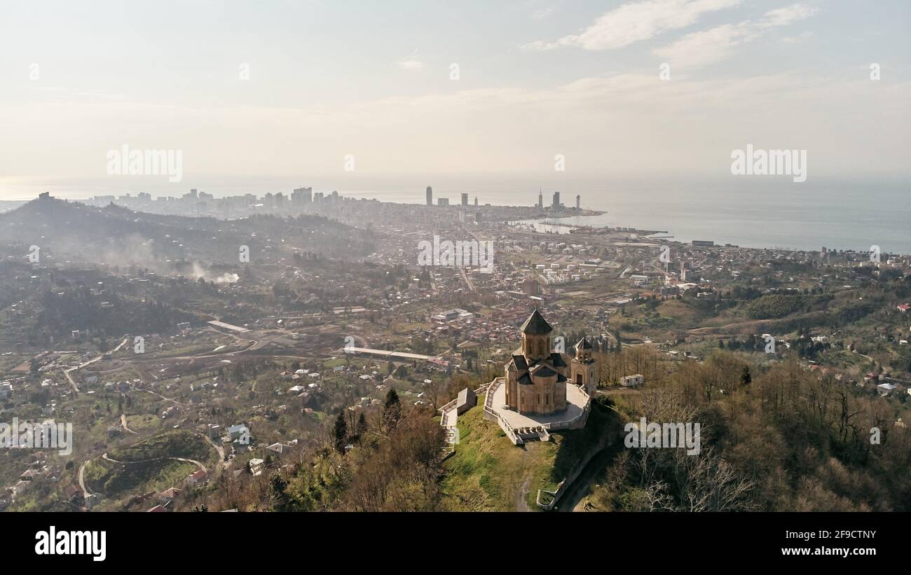 Luftaufnahme der Kirche der Heiligen Dreifaltigkeit in Batumi Stockfoto