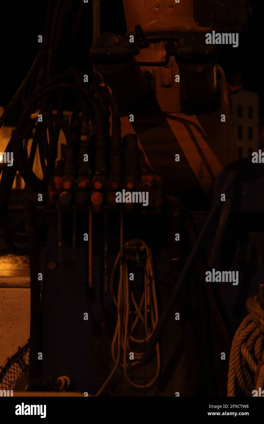 Seile und Hebel auf einem Fischerboot in der Nacht Stockfoto