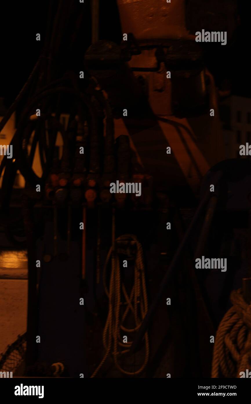 Seile und Hebel auf einem Fischerboot in der Nacht Stockfoto
