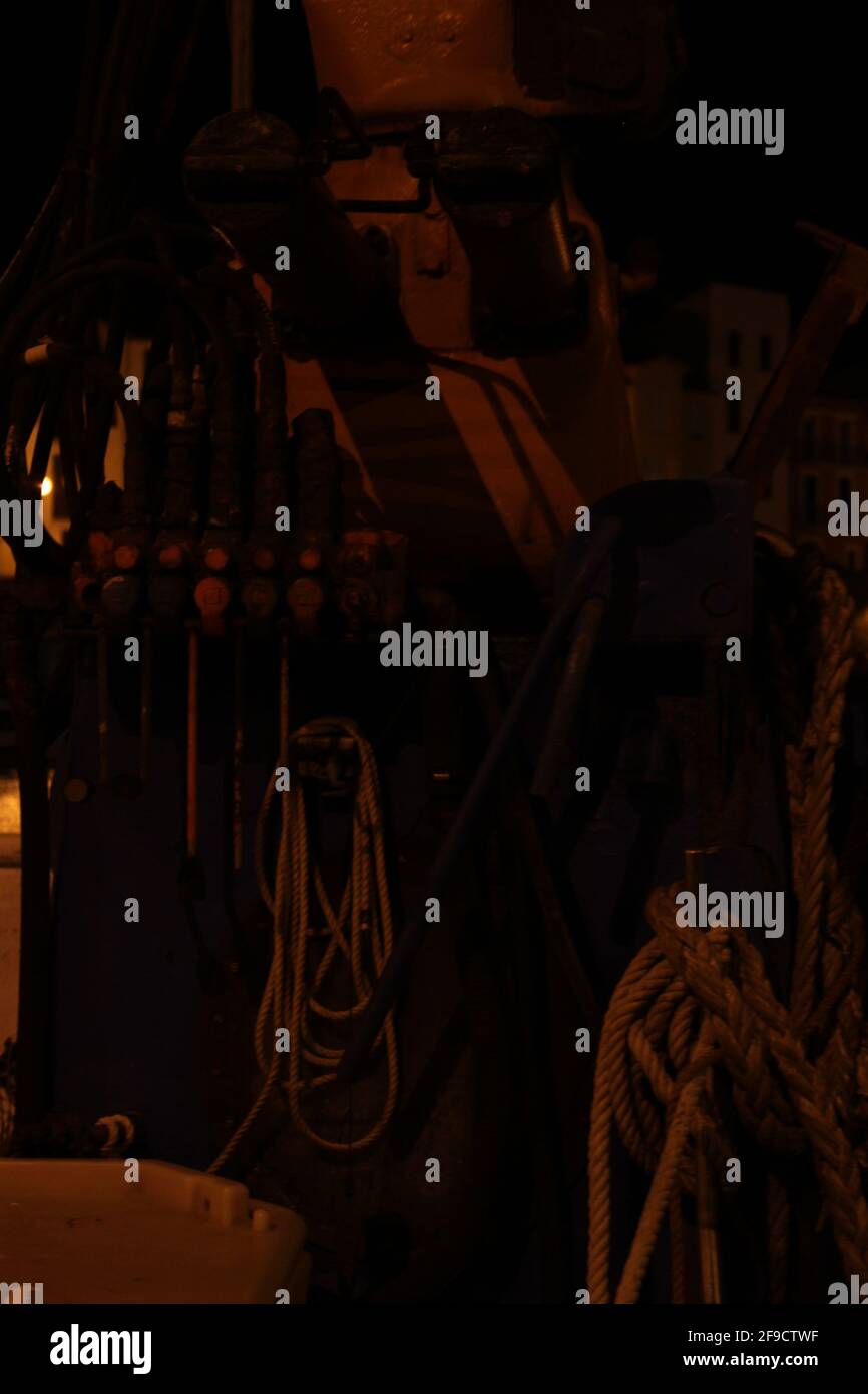 Seile und Hebel auf einem Fischerboot in der Nacht Stockfoto