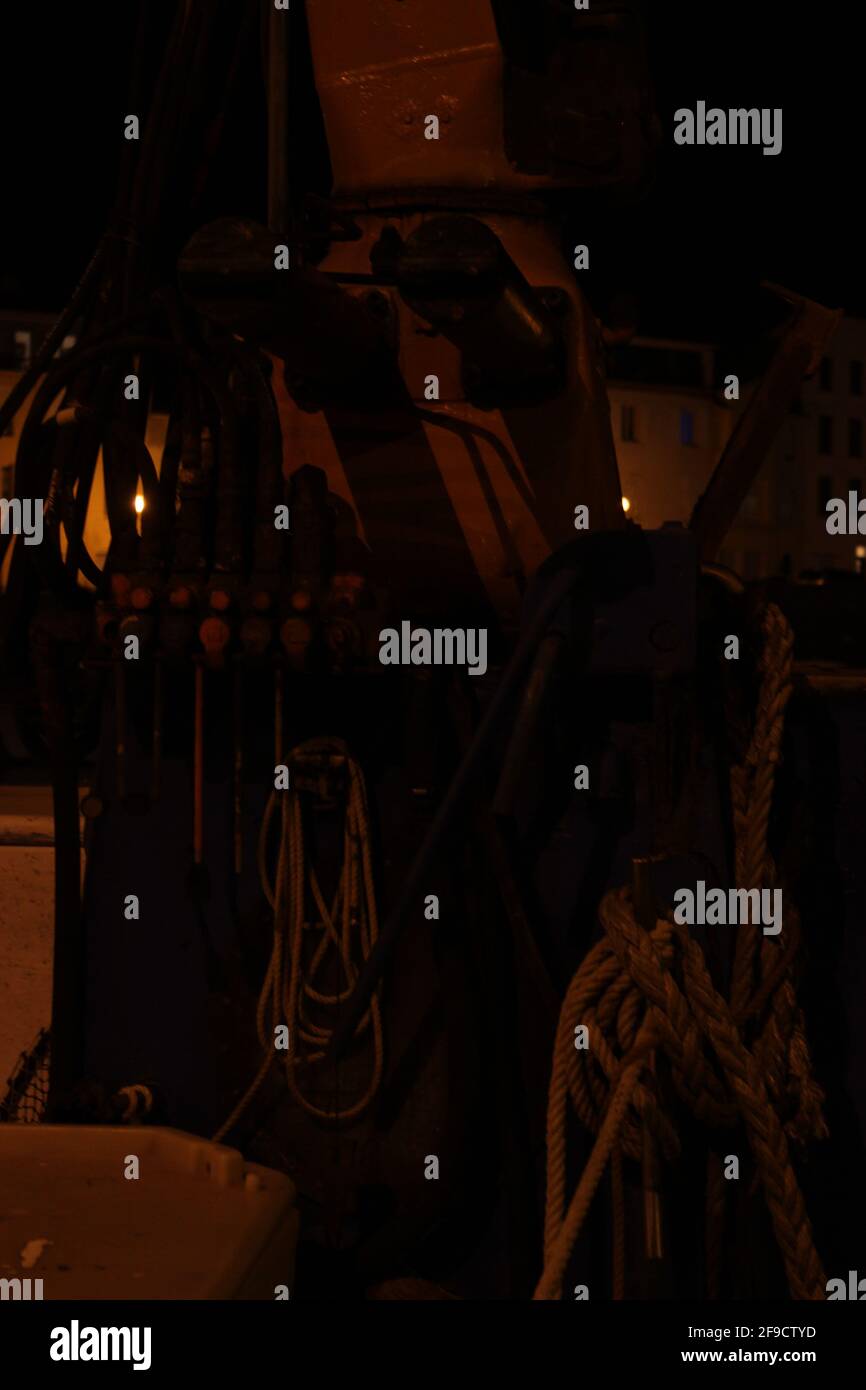 Seile und Hebel auf einem Fischerboot in der Nacht Stockfoto