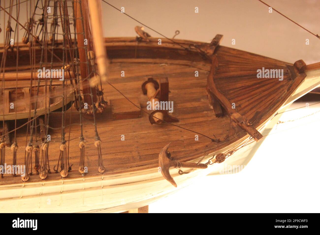 Holzdeck eines traditionellen Bootes von oben gesehen Stockfoto