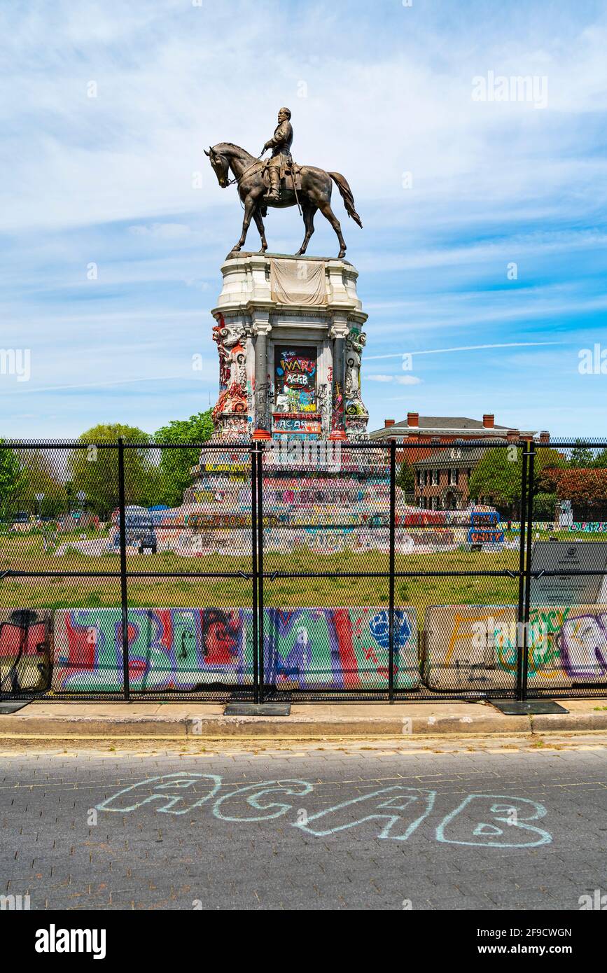 Das Lee Monument in Richmond, Virginia, mit Graffiti nach Protesten der Tötung von George Floyd und fordert seine Entfernung. ACAB-Graffiti auf der Straße. Stockfoto