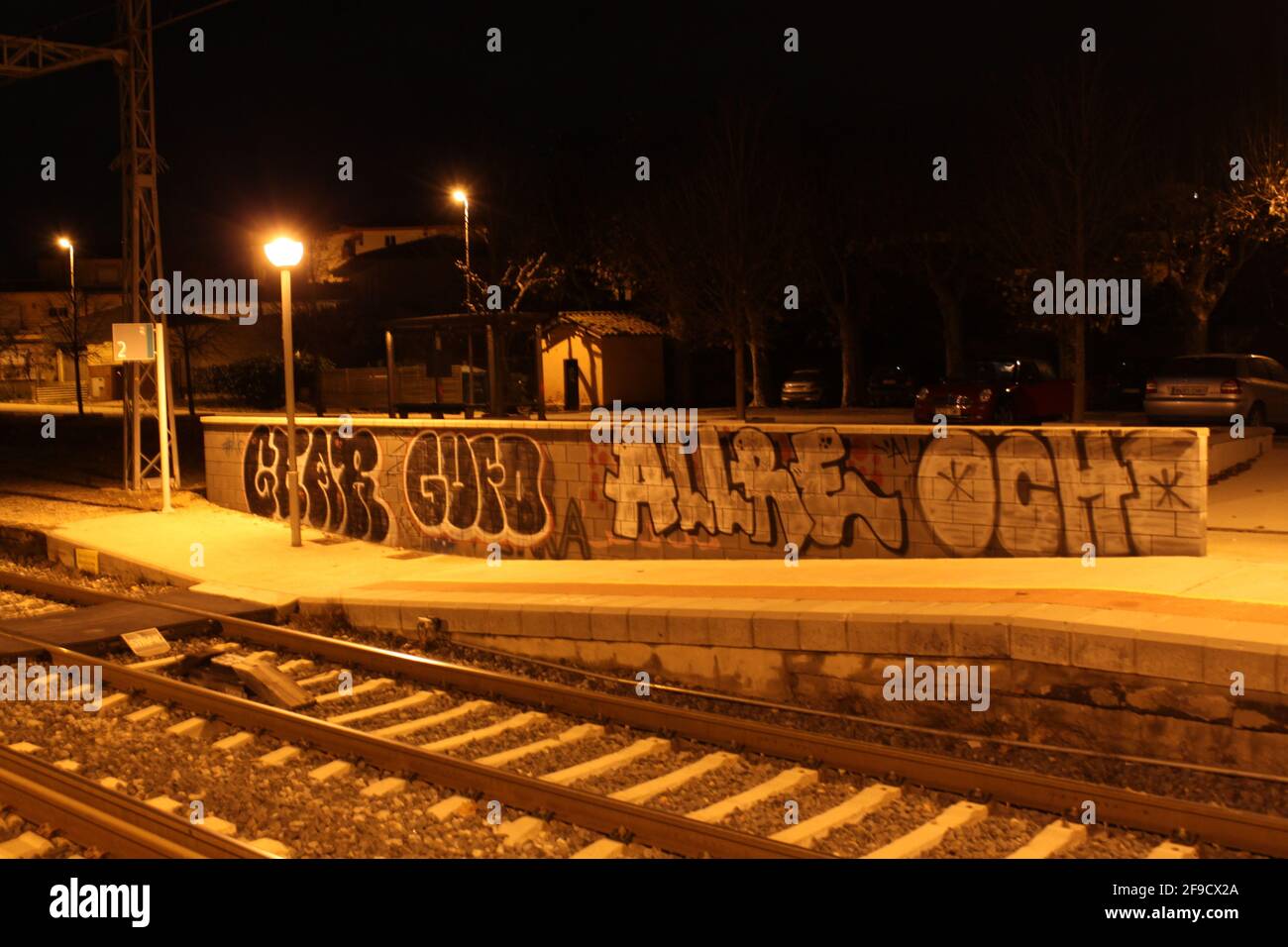 Wand mit Graffiti neben den Bahngleisen Stockfoto