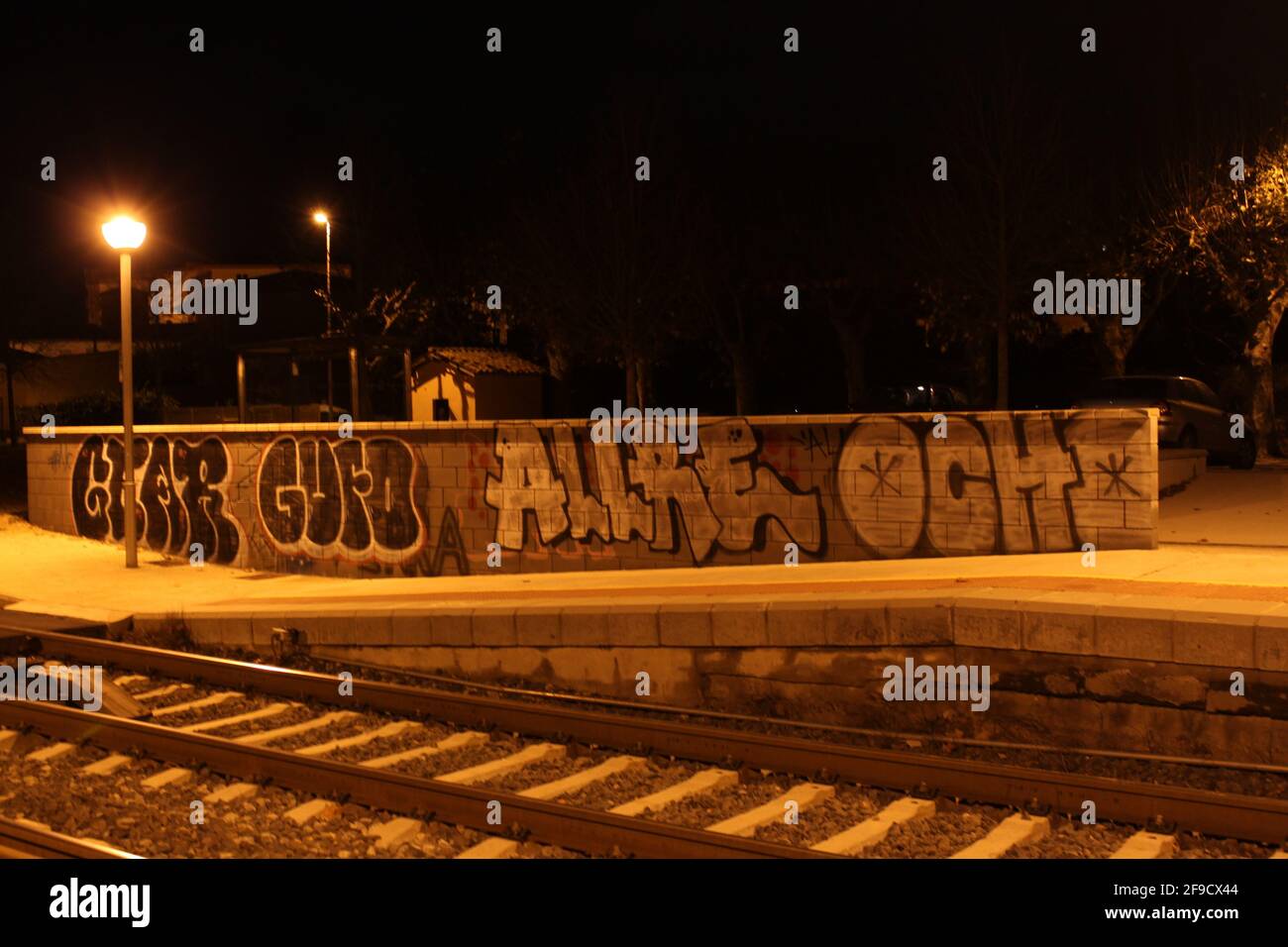 Wand mit Graffiti neben den Bahngleisen Stockfoto