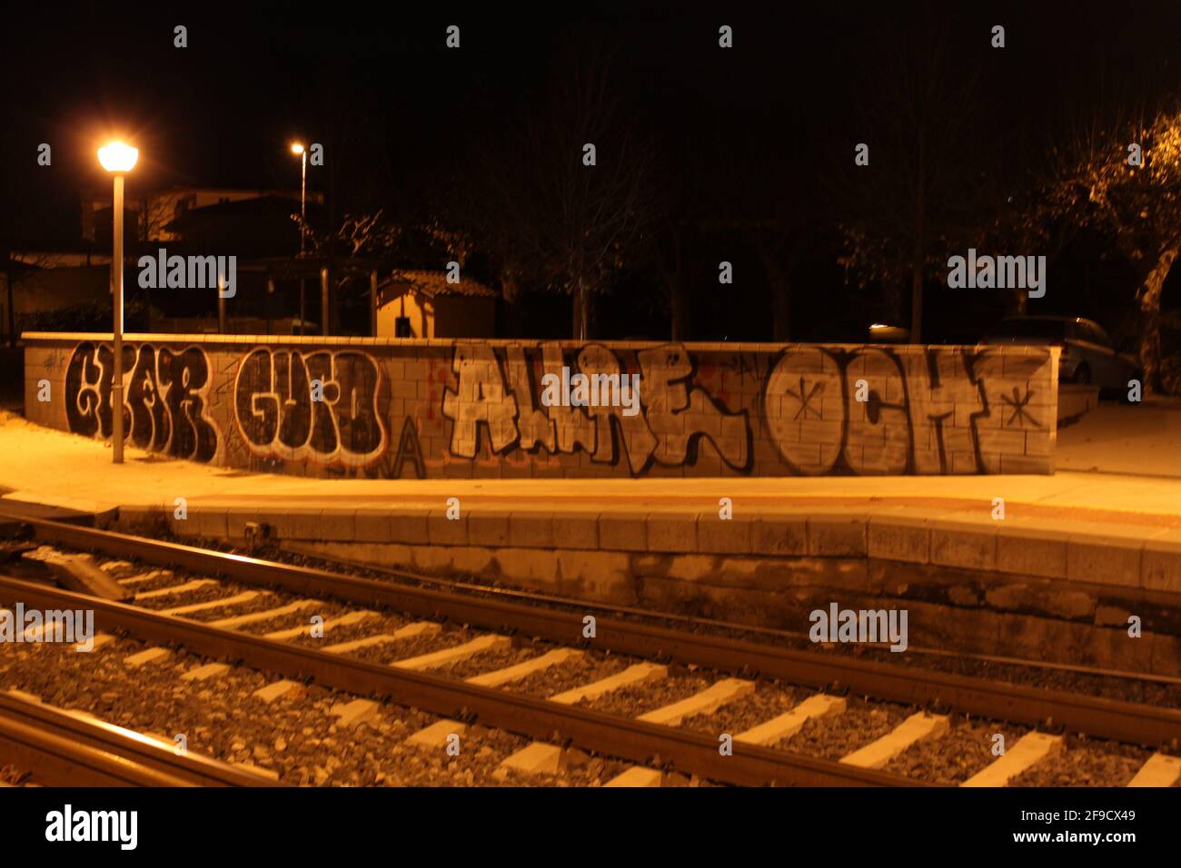 Wand mit Graffiti neben den Bahngleisen Stockfoto