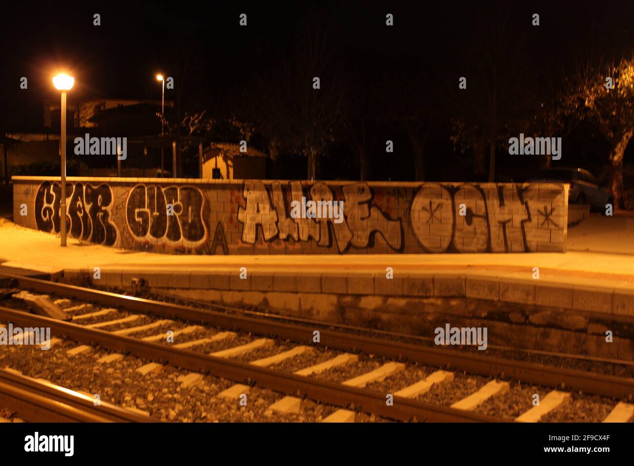 Wand mit Graffiti neben den Bahngleisen Stockfoto