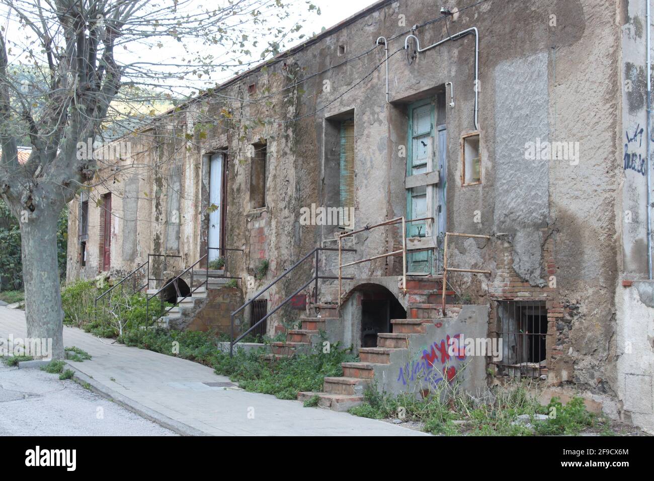 Trostlos altes Gebäude in einem deprimierenden Zustand Stockfoto