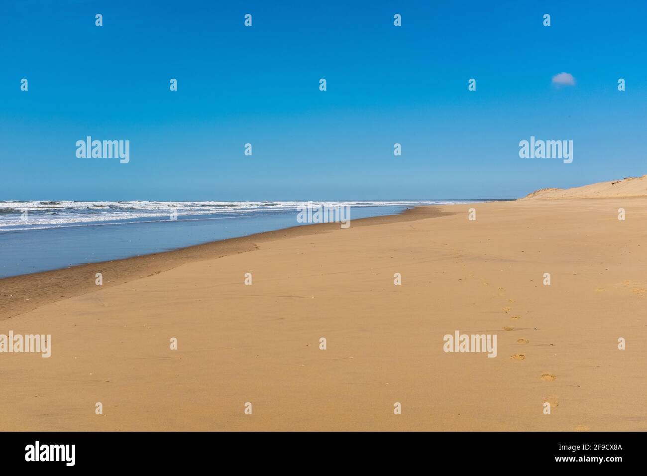 Leerer Strand an der französischen Atlantikküste, aufgenommen am sonnigen Wintertag auf Oleron Island, Charente, Frankreich Stockfoto