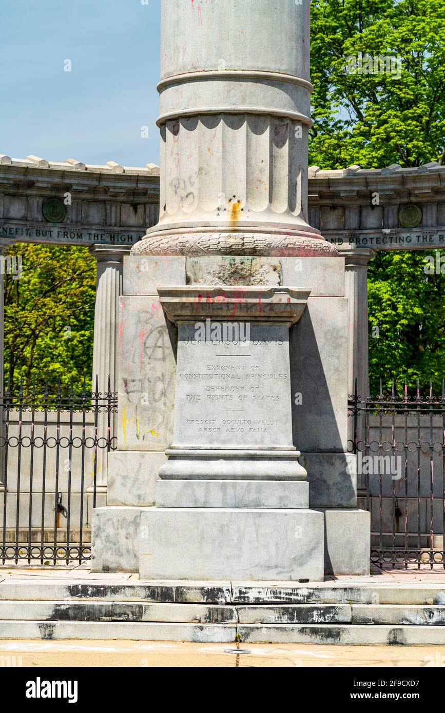 Das Jefferson Davis Monument in Richmond, Virginia, nachdem Statuen aus Protest gegen Polizeimorde und Rassismus entfernt wurden. Stockfoto