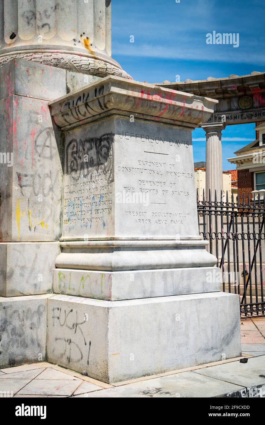 Das Jefferson Davis Monument in Richmond, Virginia, nachdem Statuen aus Protest gegen Polizeimorde und Rassismus entfernt wurden. Stockfoto