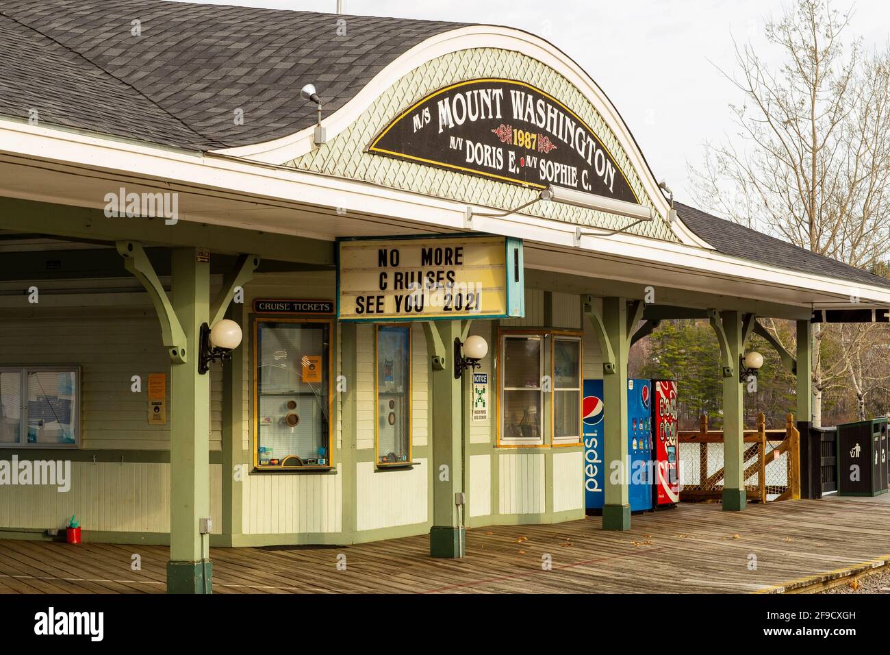 Weirs Beach an der Südspitze des Lake Winnipesaukee ist in den warmen Monaten sehr voll. Zwei Kreuzfahrtboote und eine Eisenbahn rund um die Seenregion kee Stockfoto