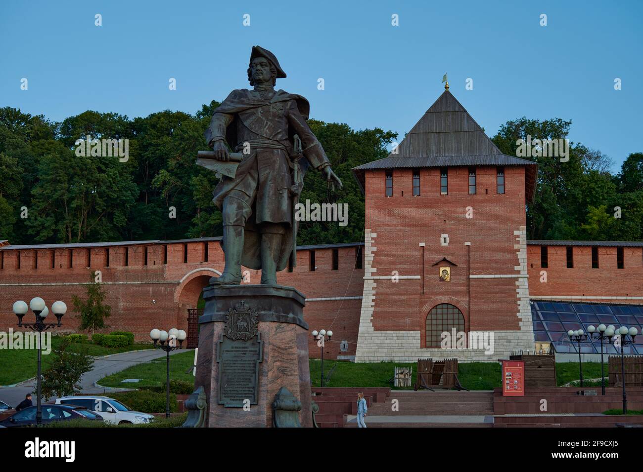 Blick auf den kreml aus Backstein aus dem 16. Jahrhundert, der die Stadtmauern des historischen Zentrums von Nischni Nowgorod bildet und im 20. Jahrhundert renoviert wurde Stockfoto