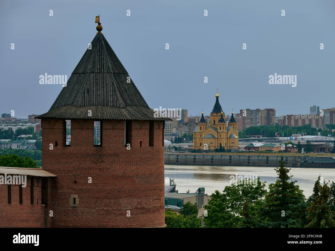 Blick auf den kreml aus Backstein aus dem 16. Jahrhundert, der die Stadtmauern des historischen Zentrums von Nischni Nowgorod bildet und im 20. Jahrhundert renoviert wurde Stockfoto