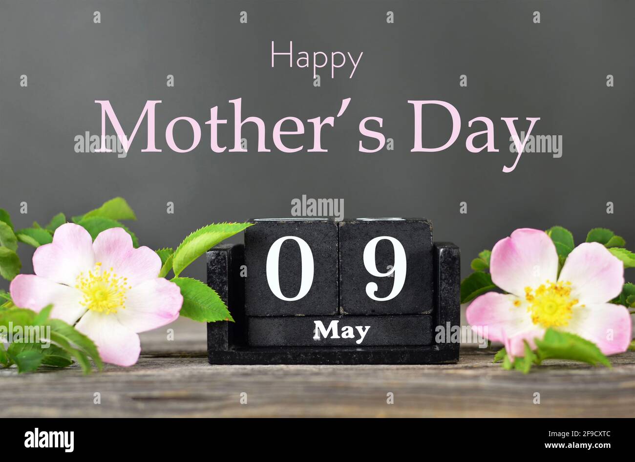 Happy Mothers Day Karte. Frühlingsblumen und hölzerner Vintage-Kalender Stockfoto