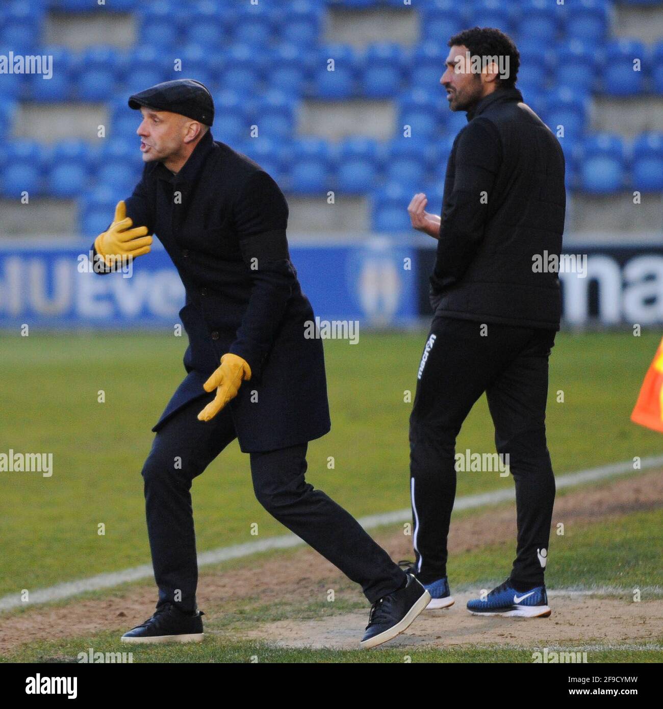 Colchester, Großbritannien. April 2021. Colchesters-Berater Paul Tisdale gibt am Samstag, den 17. April 2021, während des Sky Bet League 2-Spiels zwischen Colchester United und Walsall im Weston Homes Community Stadium, Colchester, Anweisungen. (Kredit: Ben Pooley) Kredit: MI Nachrichten & Sport /Alamy Live Nachrichten Stockfoto